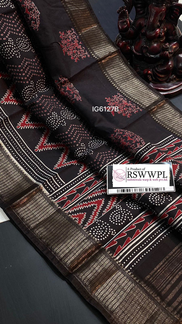 Black Pure handloom Maheswari print saree featuring a beautiful jari weaving border, blending traditional craftsmanship