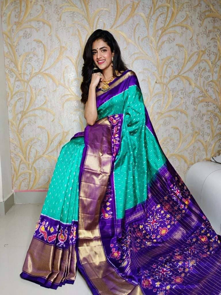 Alluring Soft Silk Saree with Artistic Ikkat Print and Traditional Zari Weaving