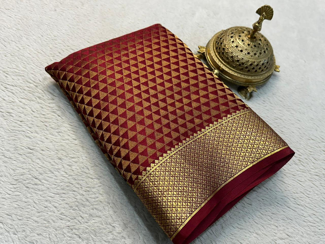 Graceful Splendor: Luxurious Silk Brocade Saree Adorned with Majestic Zari Weaving and Regal Pallu