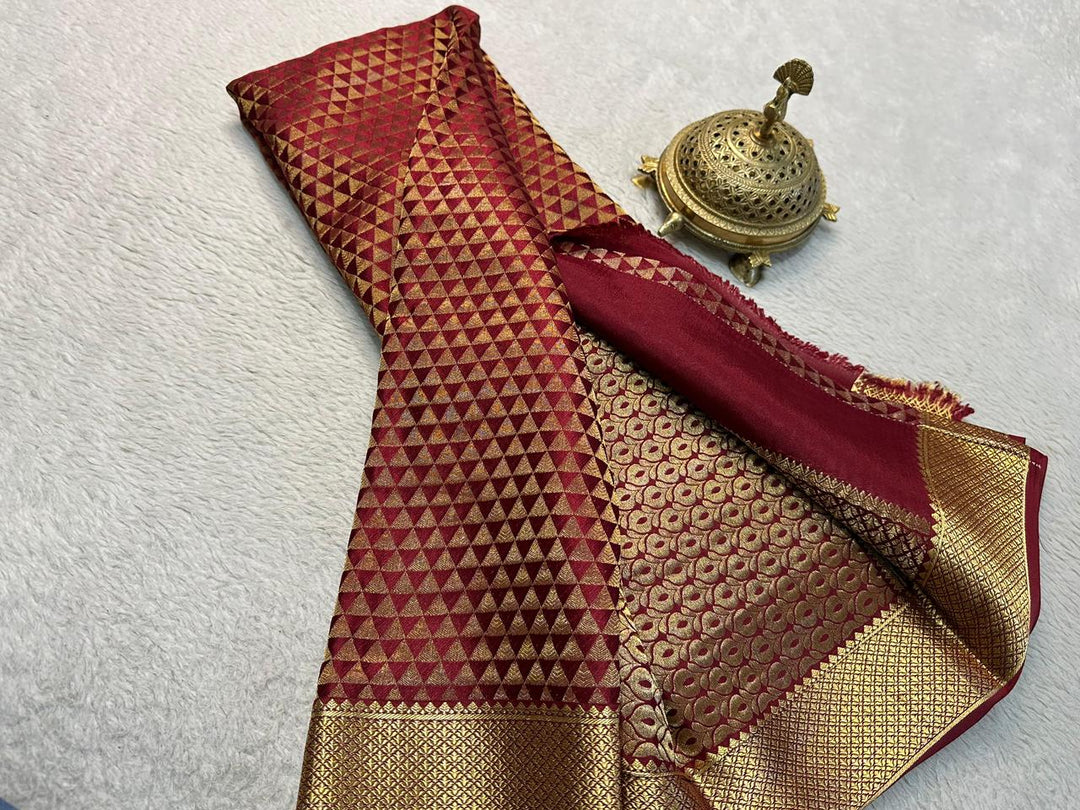 Graceful Splendor: Luxurious Silk Brocade Saree Adorned with Majestic Zari Weaving and Regal Pallu