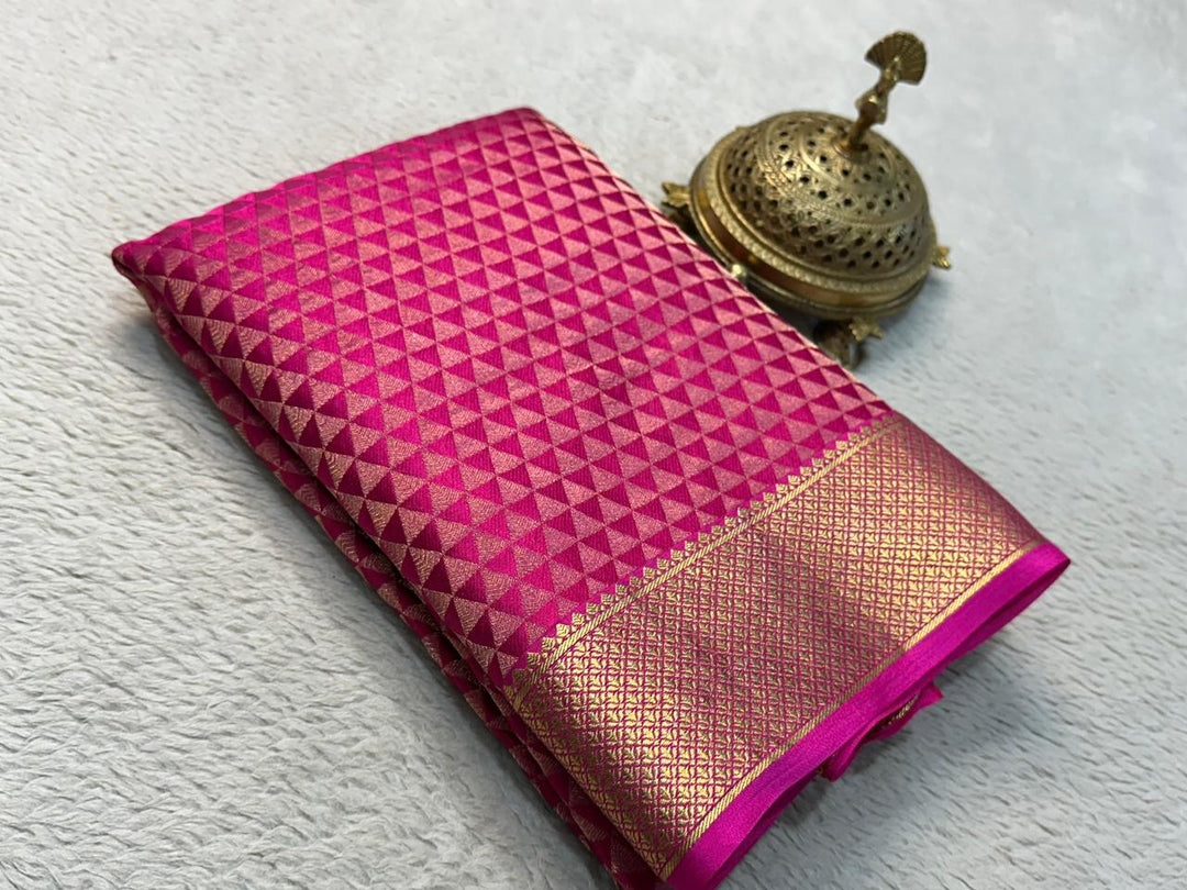 Graceful Splendor: Luxurious Silk Brocade Saree Adorned with Majestic Zari Weaving and Regal Pallu