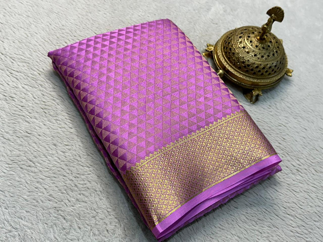 Graceful Splendor: Luxurious Silk Brocade Saree Adorned with Majestic Zari Weaving and Regal Pallu