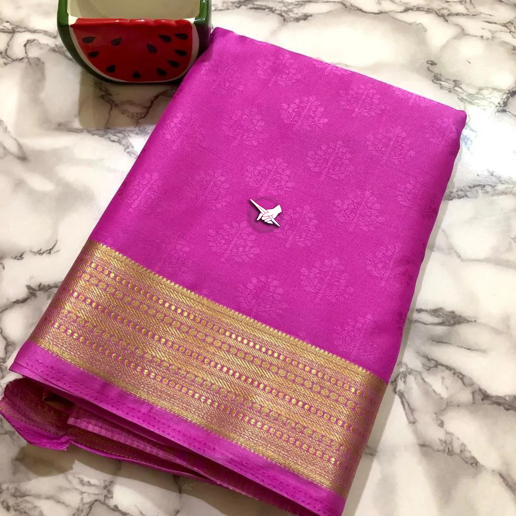 🥰 Elegant  Magenta Apoorva semi-silk saree with soft texture and delicate shine.🥰